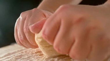 El yapımı fırıncı hamur yoğururken hamur yoğururken çekilen fotoğraf. Ekmek arka planı 4 bin yavaş çekim.