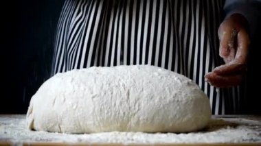 Şefin yakın çekimi Baker 'ın ekmek hamuru yoğurması ev yapımı ekmek yapımı yiyecek ve içecek 4K