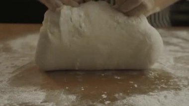 Şefin yakın çekimi Baker 'ın ekmek hamuru yoğurması ev yapımı ekmek yapımı yiyecek ve içecek 4K