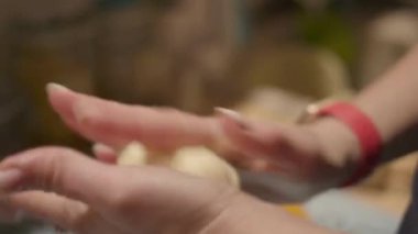 Şef ahşap masada hamur unu yoğuruyor hobi çekiminin keyfini çıkarıyor. 4K çekim.