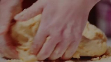 Ekmek ekmeği için hamur yoğurma, pizza, el yapımı pişirme, ev yapımı yemek tarifi konsepti 4k.