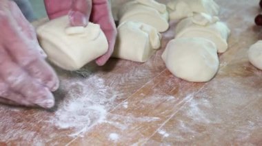Aşçı fırını ekmek pişirmek için hamur topluyor Baker 'a un örüyor ekmekli pizza yapıyor