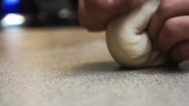 Aşçı fırını ekmek pişirmek için hamur topluyor Baker 'a un örüyor ekmekli pizza yapıyor