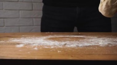 Fırın Elleri ev yapımı ekmek pişirmek için hamur yoğuruyor. Kapalı hamur işleri, arka planda 4K yemek görüntüleri.
