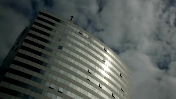 Glaswolkenkrabber Bewolkte Hemel Kantoorgebouw Centrum Met Donkere Hemel Moderne Achtergrond — Stockvideo