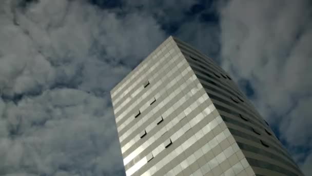 Skleněný Mrakodrap Zatažené Obloze Obchodní Kancelář Budovy Centrum Tmavou Oblohou — Stock video