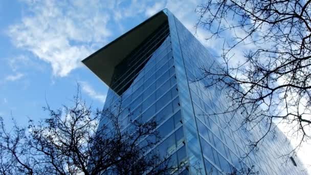时间流逝的城市景观和商业摩天大楼蓝色天空背景移动的玻璃建筑 — 图库视频影像