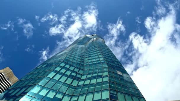 タイムラプス 青空を背景にした都市景観と商業用高層ビル群 — ストック動画