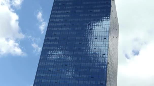 Kijken Omhoog Blauwe Hemel Met Wolkenkrabbers Hoge Gebouwen Verenigde Staten — Stockvideo