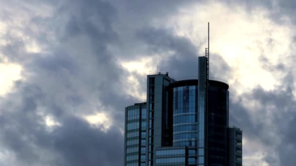 Timelapse Cityscape Commerciële Wolkenkrabbers Glazen Gebouwen Met Bewegende Bewolkte Blauwe — Stockvideo