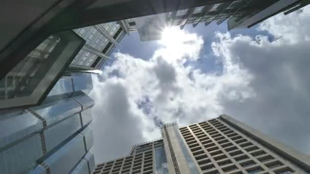 Omhoog Kijkend Naar Bedrijfsgebouwen Low Angle View Zakelijke Wolkenkrabbers Tegen — Stockvideo