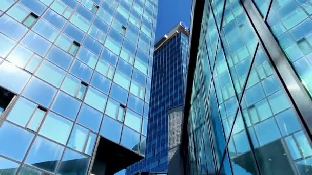 Arranha Céus Baixo Edifícios Corporativos Sob Céu Azul Vista Baixo — Vídeo de Stock