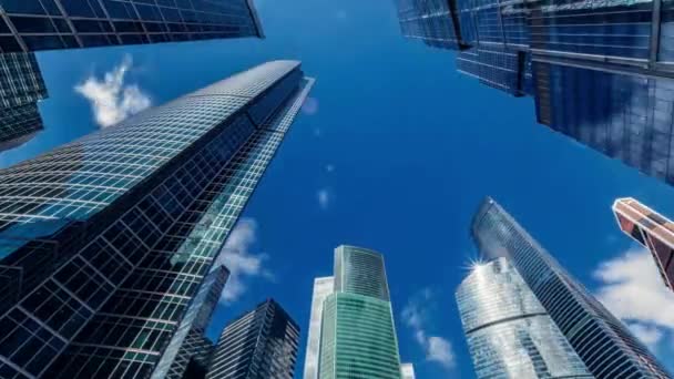 Blick Nach Oben Auf Geschäftsgebäude Niedrigwinkelblick Business Wolkenkratzer Gegen Klaren — Stockvideo