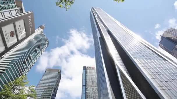 Edificio Rascacielos Ciudad Azul Cielo Movimiento Cámara Ángulo Bajo Edificios — Vídeos de Stock