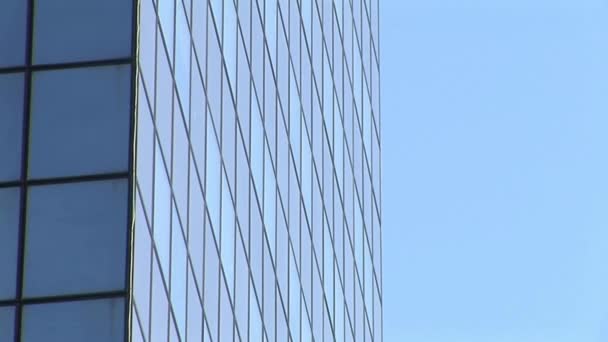Παράθυρα Του Κτιρίου Γραφείων Μπλε Ουρανός Ουρανοξύστης Σύγχρονο Επιχειρηματικό Υπόβαθρο — Αρχείο Βίντεο