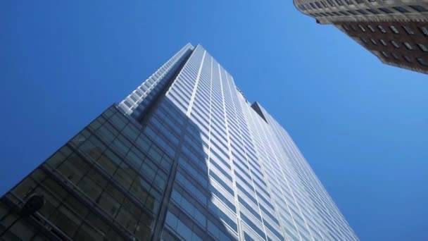 Fenster Des Bürogebäudes Mit Wolkenblauem Himmel Hochhaus Moderner Wolkenkratzer Zeitraffer — Stockvideo
