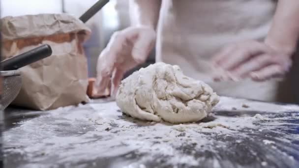 Руки Роблять Тісто Замішуючи Борошно Кухні Крупним Планом Концепція Хлібобулочних — стокове відео
