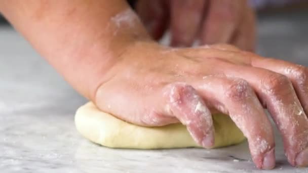 Руки Роблять Тісто Замішуючи Борошно Кухні Крупним Планом Концепція Хлібобулочних — стокове відео