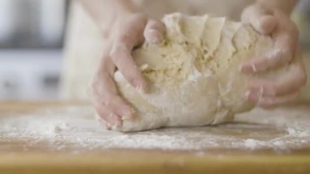 Zbliżenie Ręce Ugniatanie Mąki Ciasto Izolowane Kuchnia Drewno Stół Tło — Wideo stockowe