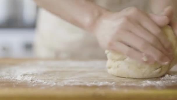 Nahaufnahme Hände Kneten Mehlteig Isoliert Auf Küchentisch Holz Hintergrund Backen — Stockvideo