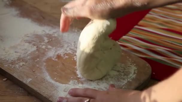 面包师的手揉搓面团烹调面包 食物概念背景糕点烘焙美味的面包 — 图库视频影像