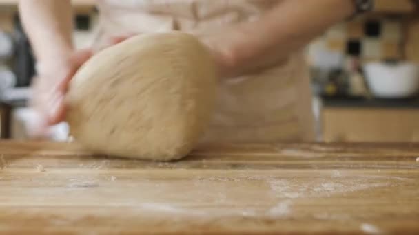 Teig Auf Holztisch Kneten Profi Koch Brotbäcker Küche Backkonzept Koch — Stockvideo