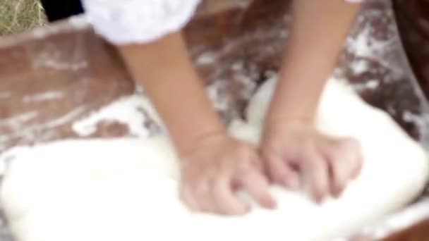 Tukang Roti Koki Berlutut Tepung Membuat Adonan Segar Untuk Memanggang — Stok Video