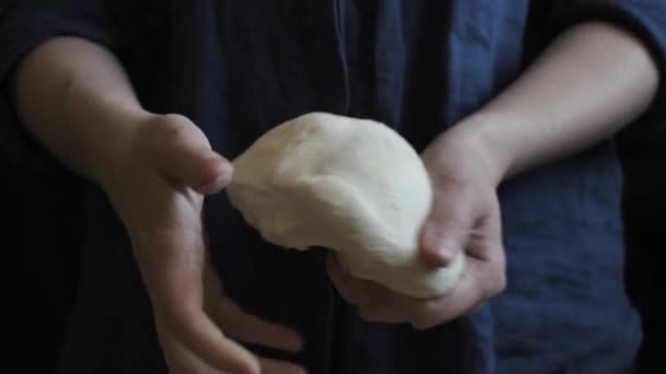 Piekarz Szef Kuchni Człowiek Ugniatanie Mąki Podejmowania Świeże Ciasto Pieczenia — Wideo stockowe