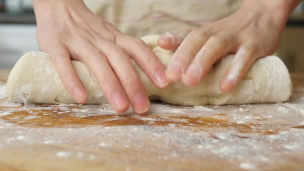Bäcker Koch Mann Kneten Mehl Machen Frischen Teig Zum Backen — Stockvideo