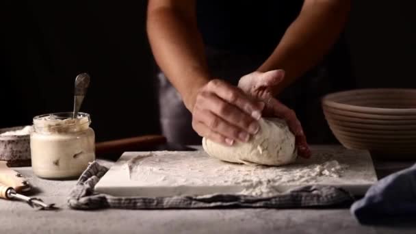 シェフの手の近くパン生地を準備パン生地木製ボード上の生生地ピザの準備スローモーション — ストック動画