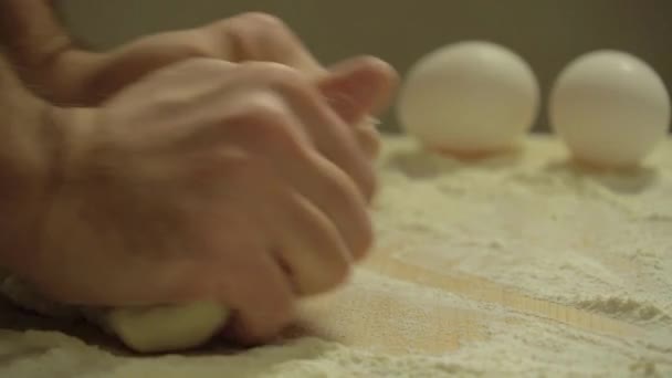 Hände Des Bäckers Mit Mehl Kneten Sie Den Teig Brot — Stockvideo