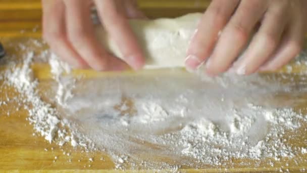 板前のパン生地を練り込んだパン生地を木の板ピザで仕上げるシェフの手焼きのクローズアップ — ストック動画