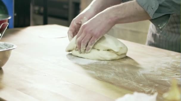 Hände Des Bäckers Mit Mehl Den Teig Schön Zeitlupe Brot — Stockvideo
