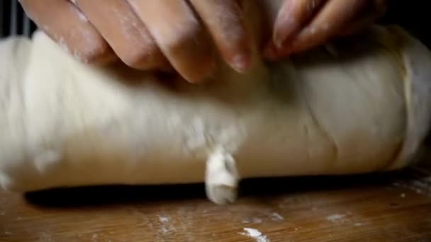Hände Kneten Kugelteig Auf Weißem Mehlpuder Gedeckten Tisch Konzept Von — Stockvideo