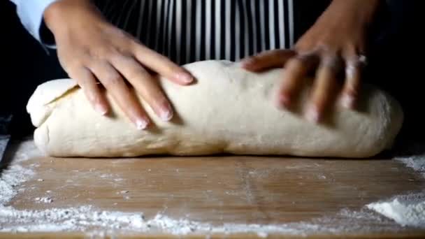 Ręce Ugniatanie Ciasto Kulkowe Białej Mąki Proszku Pokryte Koncepcja Stołu — Wideo stockowe