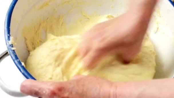 Close Tiro Mãos Baker Amassar Farinha Massa Mesa Close Cozinha — Vídeo de Stock