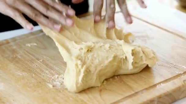 Nahaufnahme Von Händen Bäcker Knetet Teigmehl Auf Dem Tisch Nahaufnahme — Stockvideo