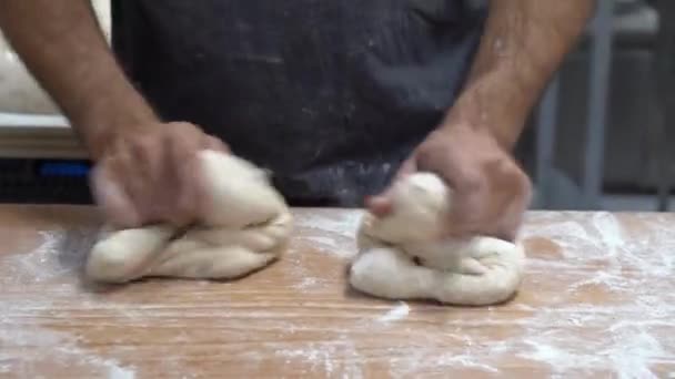 Bäcker Kneten Teig Mehl Auf Dem Tisch Machen Hausgemachtes Brot — Stockvideo