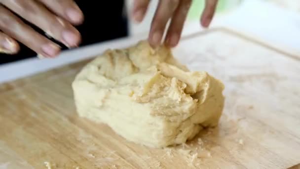 Пекар Замішує Тісто Борошні Столі Роблячи Домашній Хліб Крупним Планом — стокове відео
