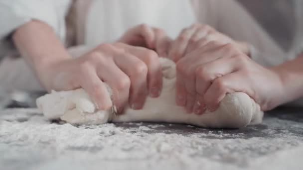 Close Tiro Mãe Ensinando Sua Filha Cozinhar Amassar Farinha Pão — Vídeo de Stock
