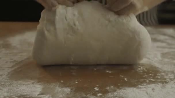 Close Mãos Chef Padeiro Amassar Massa Pão Caseiro Produção Pão — Vídeo de Stock