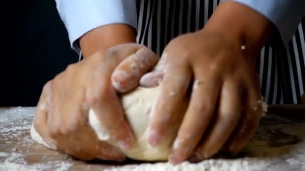 Nahaufnahme Des Bäckereifacharbeiters Kneten Mehl Brot Bäcker Teig Machen Mit — Stockvideo