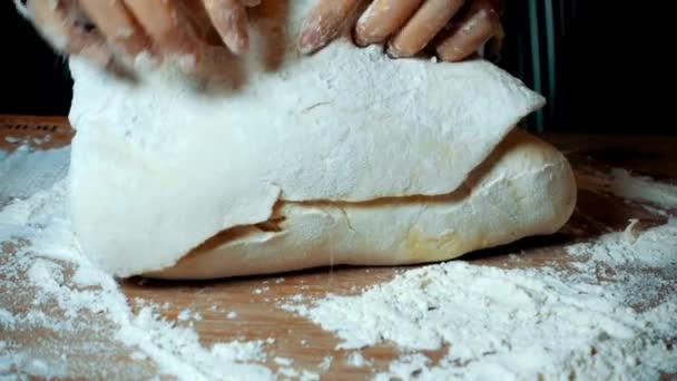 Nahaufnahme Eines Bäckereiangestellten Beim Kneten Von Mehlbrot Bäckereiteig Mit Natürlichen — Stockvideo