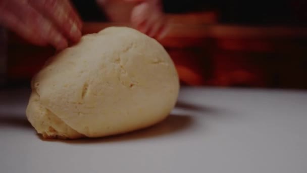Nahaufnahme Kneten Teig Von Hand Für Brotlaib Pizzabäck Handgemachte Backprozess — Stockvideo