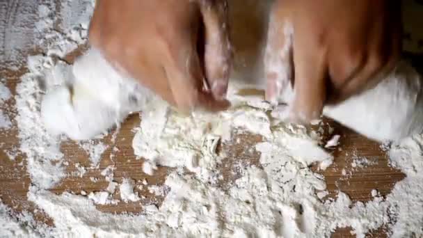 Chef Macht Brot Bäcker Knetet Teigmehl Auf Holztisch Genießt Hobby — Stockvideo