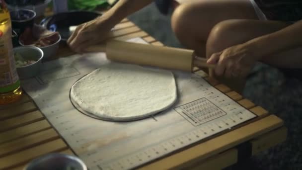 Шеф Повар Пекарня Прокатки Тесто Пиццы Создание Пекаря Kneading Муки — стоковое видео