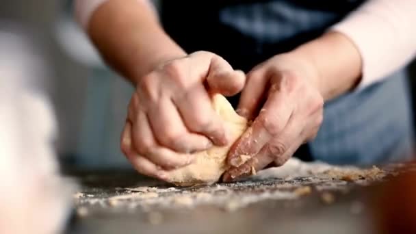 Aşçı Fırını Ekmek Pişirmek Için Hamur Topluyor Baker Örüyor Ekmekli — Stok video