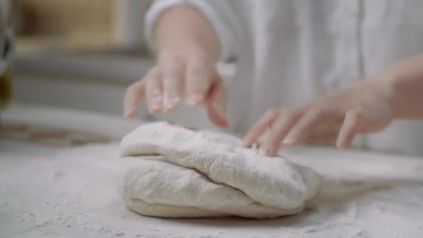 Profesyonel Şef Erkek Aşçının Elleri Hamur Unu Yoğuruyor Mutfakta Çalışıyor — Stok video