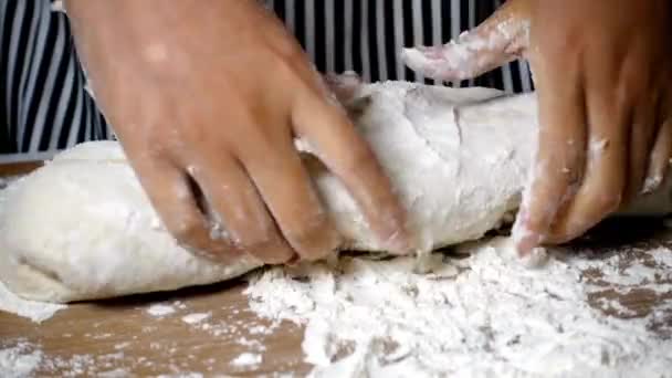 Nahaufnahme Von Bäcker Kneten Teig Naturgebäck Backwaren Hausgemachte Lebensmittel Auf — Stockvideo