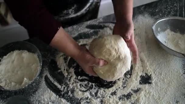 Profesjonalny Kucharz Ręce Męskiego Kucharza Ugniatanie Mąki Ciasta Pracy Kuchni — Wideo stockowe
